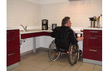 Behinderten Küche mit hohen veränderbarer Arbeitsplatte.
