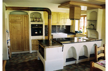 Landshausküche mit Holzfront. 